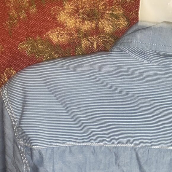 DISNEY PARKS AUTHENTIC WOMEN'S TOP SHORT SLEEVE BUTTON UP SMALL BLUE DENIM SNAP - Picture 5 of 7